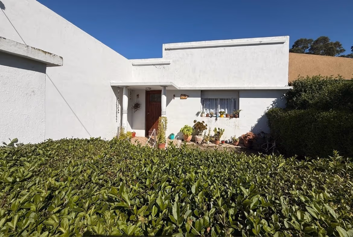 Frente de casa en venta en Los Pinos