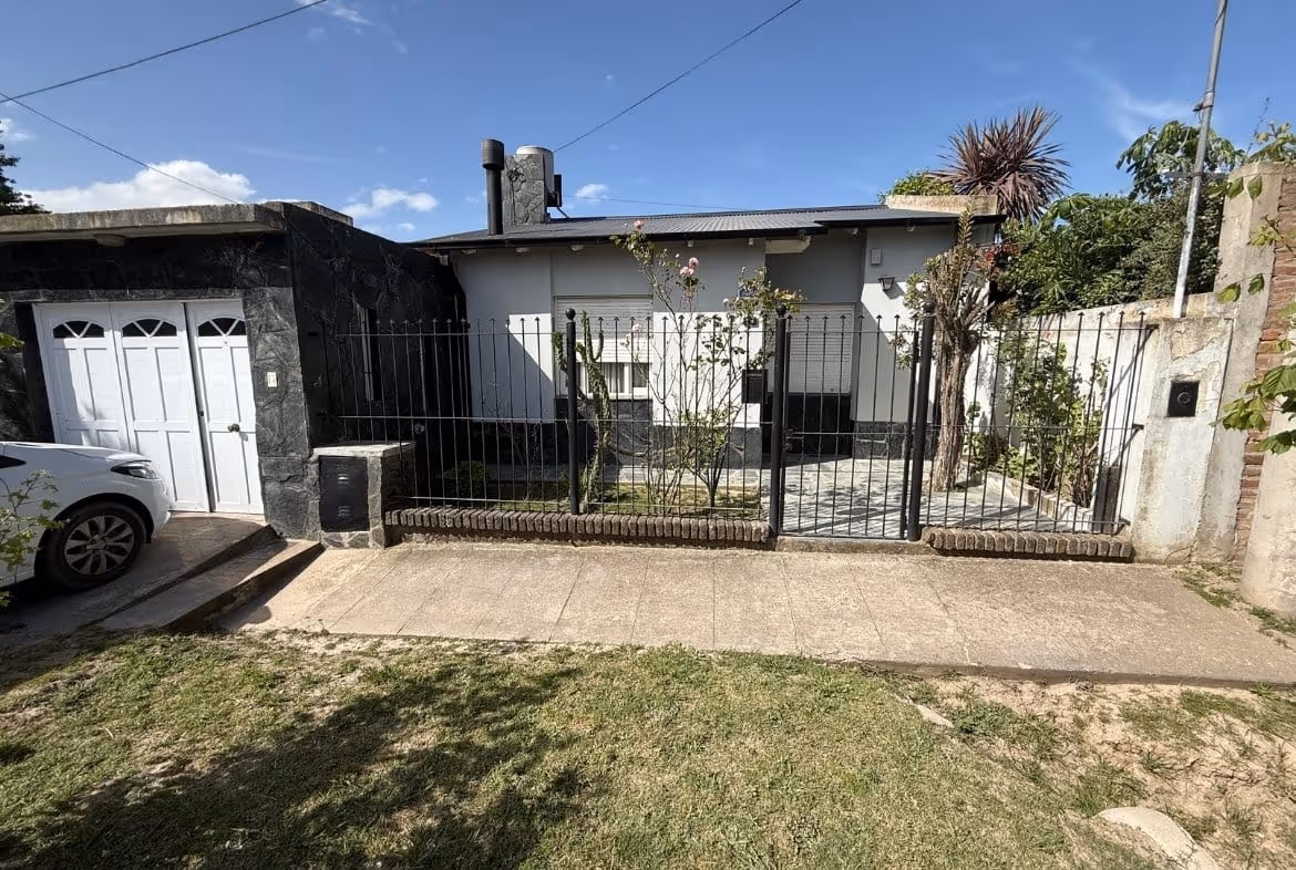 Frente de casa en venta en Balcarce