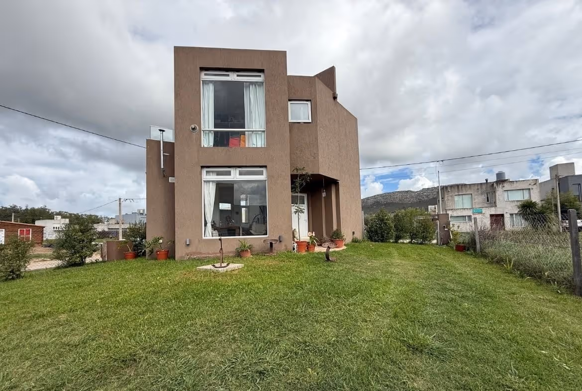 Frente de casa en venta en Balcarce