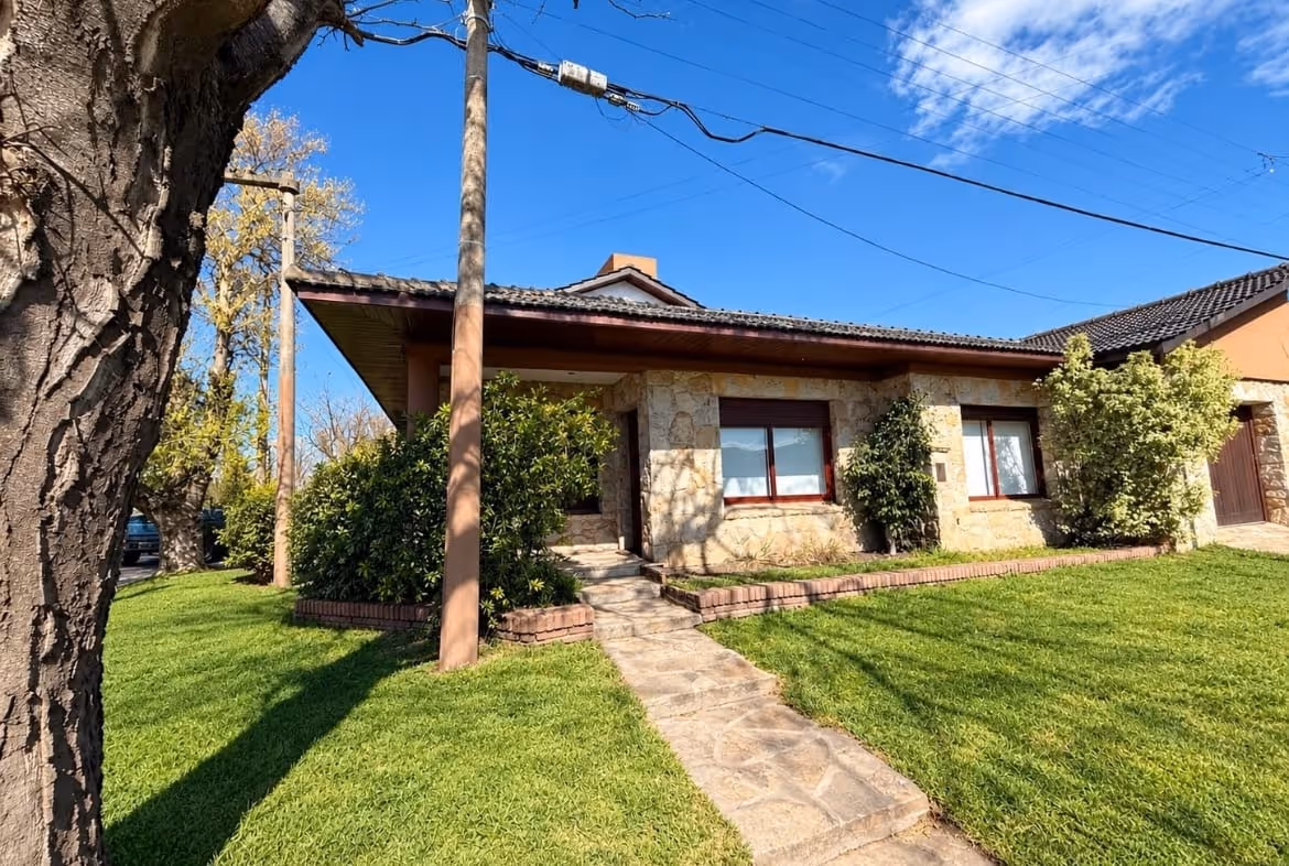 Frente de casa en venta en Balcarce