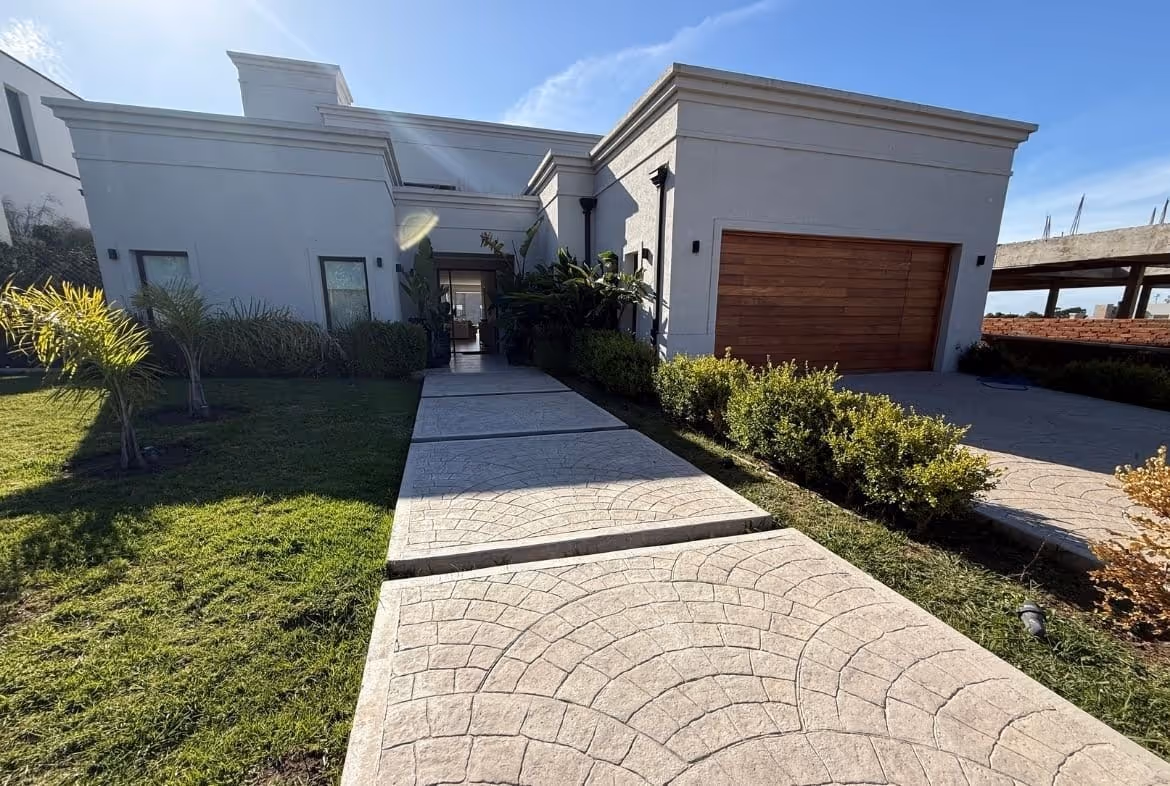 Frente de casa en venta en Balcarce