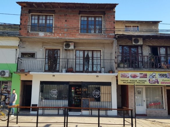 Propiedad con local y departamentos en venta